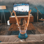 Djevojka gleda prijenos hokejaške utakmice
