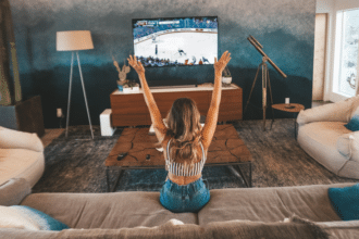 Djevojka gleda prijenos hokejaške utakmice