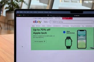 Kako napraviti eBay račun - stranica eBay otvorena na laptopu