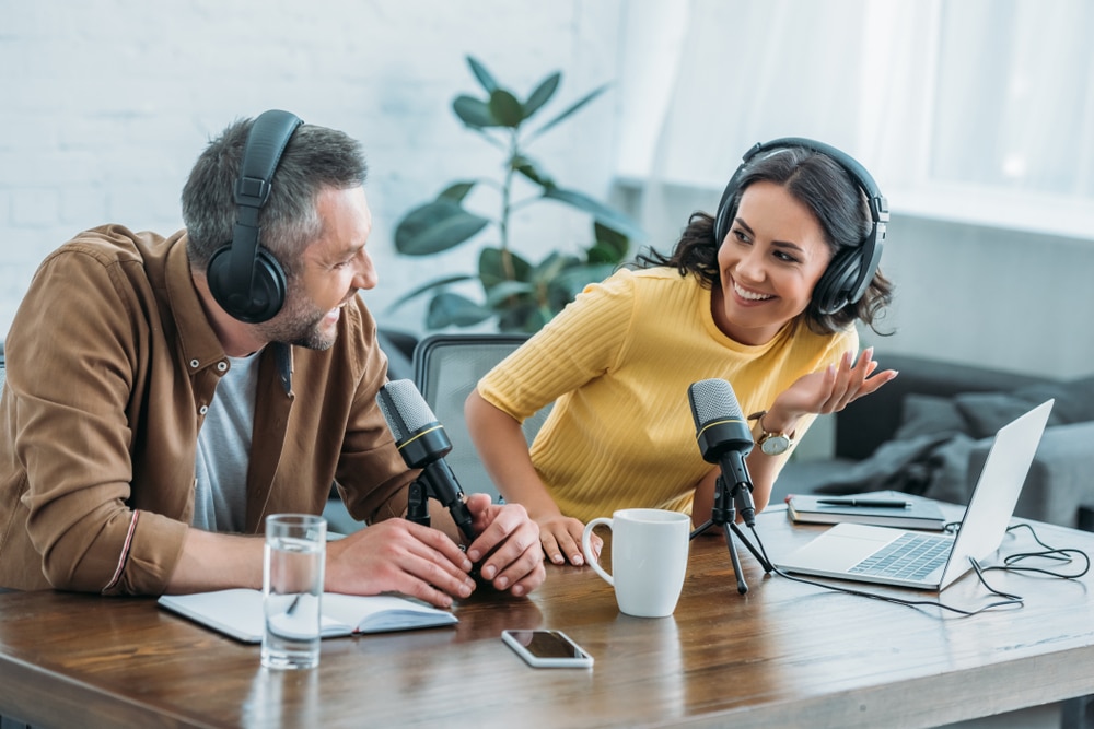 muškarac i žena vode podcast